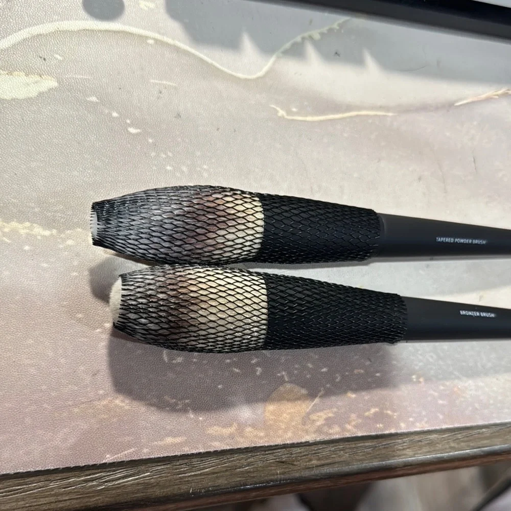 Lithe Black and White Makeup Brushes Set​